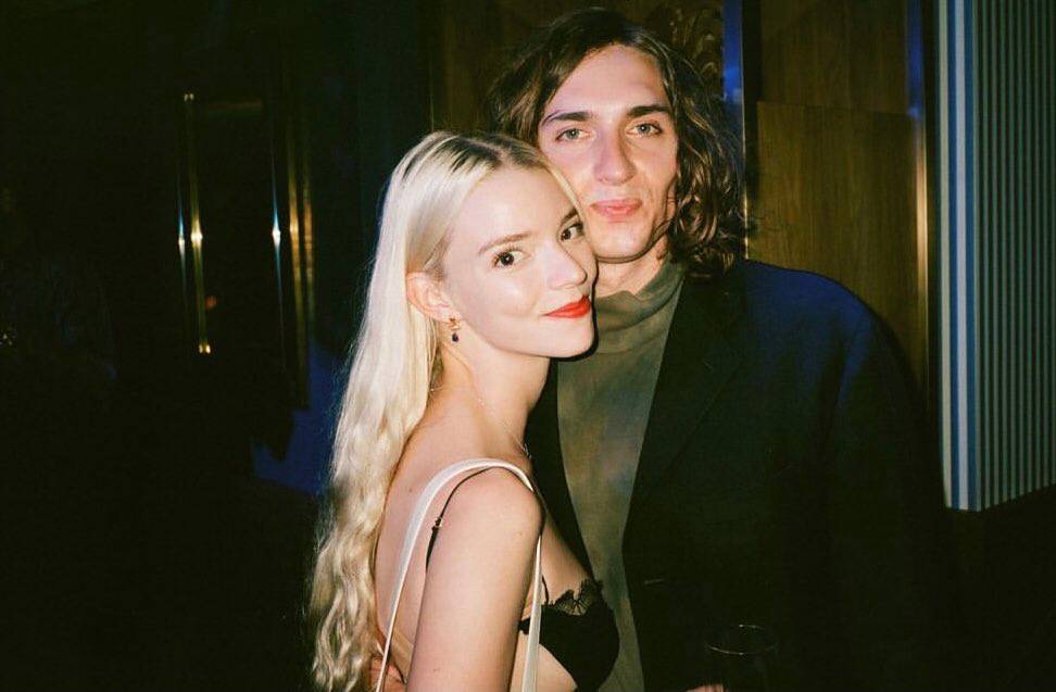 อันยา เทย์เลอร์-จอย แต่งงานจดทะเบียนสมรสกับแฟนหนุ่มนักดนตรีแล้ว อันยา เทย์เลอร์-จอย แต่งงานจดทะเบียนสมรสกับแฟนหนุ่มนักดนตรีแล้ว