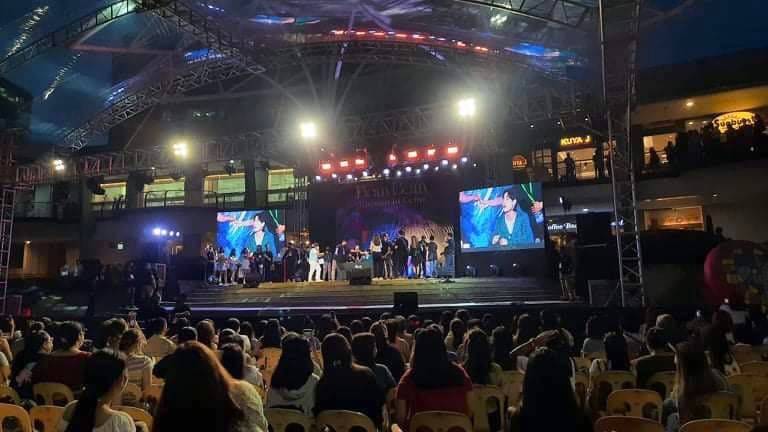 งานแจกลายเซ็นต์ของ แบมแบม ที่ฟิลิปปินส์มีแฟนๆไปร่วมงานหลายหมื่นคนจนแฟนๆแทบไม่มีที่จะยืน (มีคลิป)