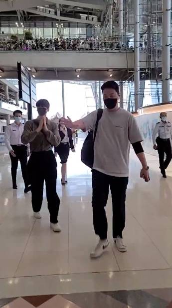 ออร่าทะลุแมสก์!! ‘ชาอึนอู’ ลัดฟ้าถึงไทย แฟนๆ ยินดีต้อนรับแน่นสนามบิน (มีคลิป)