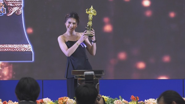 แซม-แอน นำทีมคนบันเทิงตบเท้าเข้ารับรางวัลพิฆเนศวร ครั้งที่ 11    (มีคลิป)