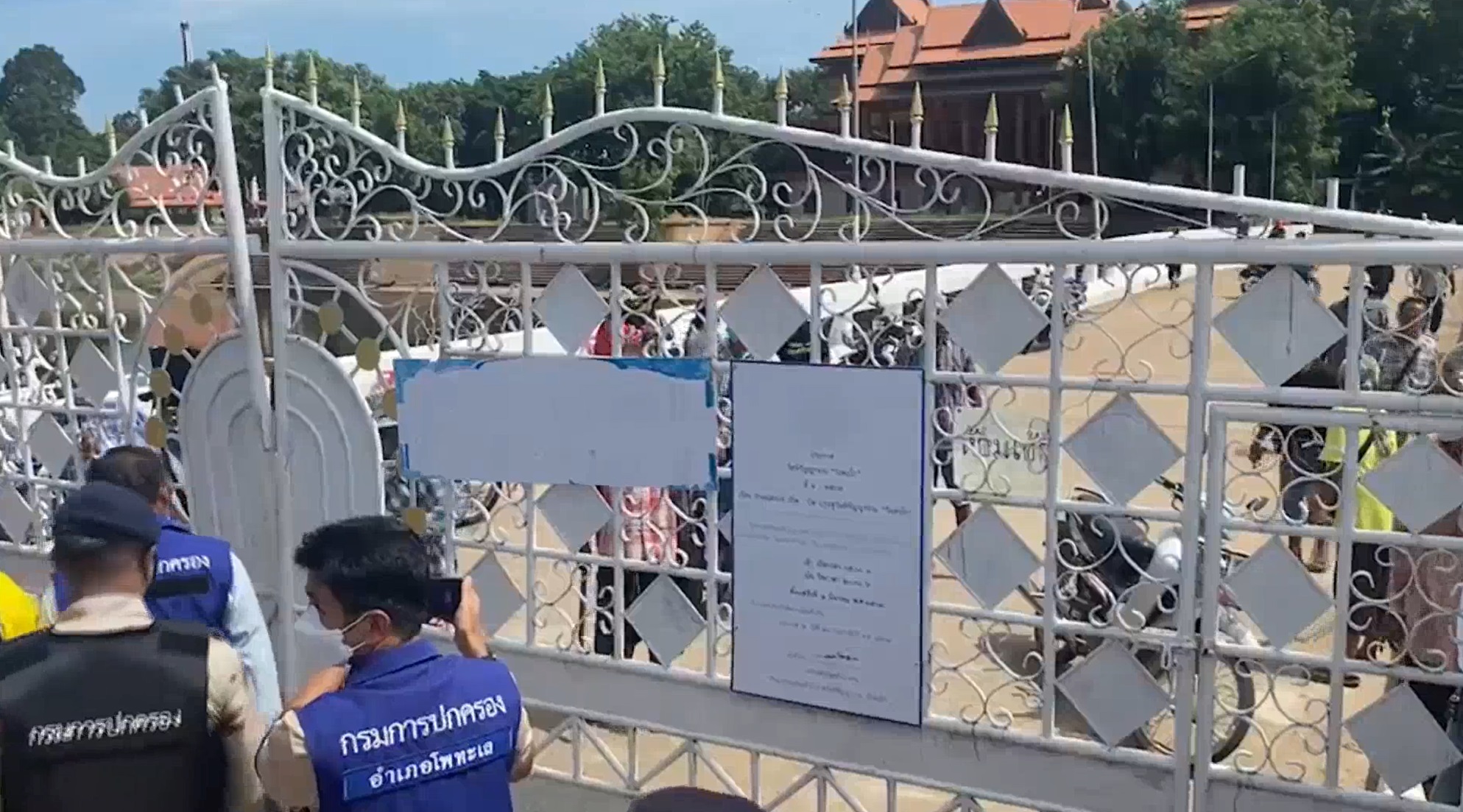 วัดบางคลานวุ่น! เจ้าหน้าที่ปฏิบัติการทวงคืนวัด ชาวบ้านลุกฮือขัดขวาง