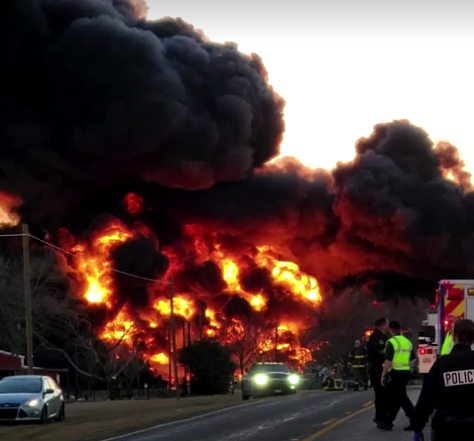 18 ล้อพุ่งชนรถไฟบรรทุกน้ำมันระเบิดไฟลุกท่วมในเท็กซัส 18 ล้อพุ่งชนรถไฟบรรทุกน้ำมันระเบิดไฟลุกท่วมในเท็กซัส