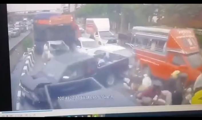 เปิดนาทีระทึก! รถเมล์เบรคแตก ชนรวดกว่า 10 คัน เปิดนาทีระทึก! รถเมล์เบรคแตก ชนรวดกว่า 10 คัน