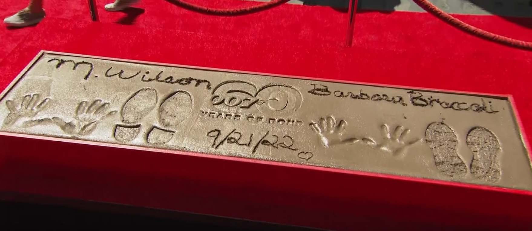 โปรดิวเซอร์แฟรนไชส์ “James Bond” ประทับรอยมือที่ “TCL Chinese Theatre”