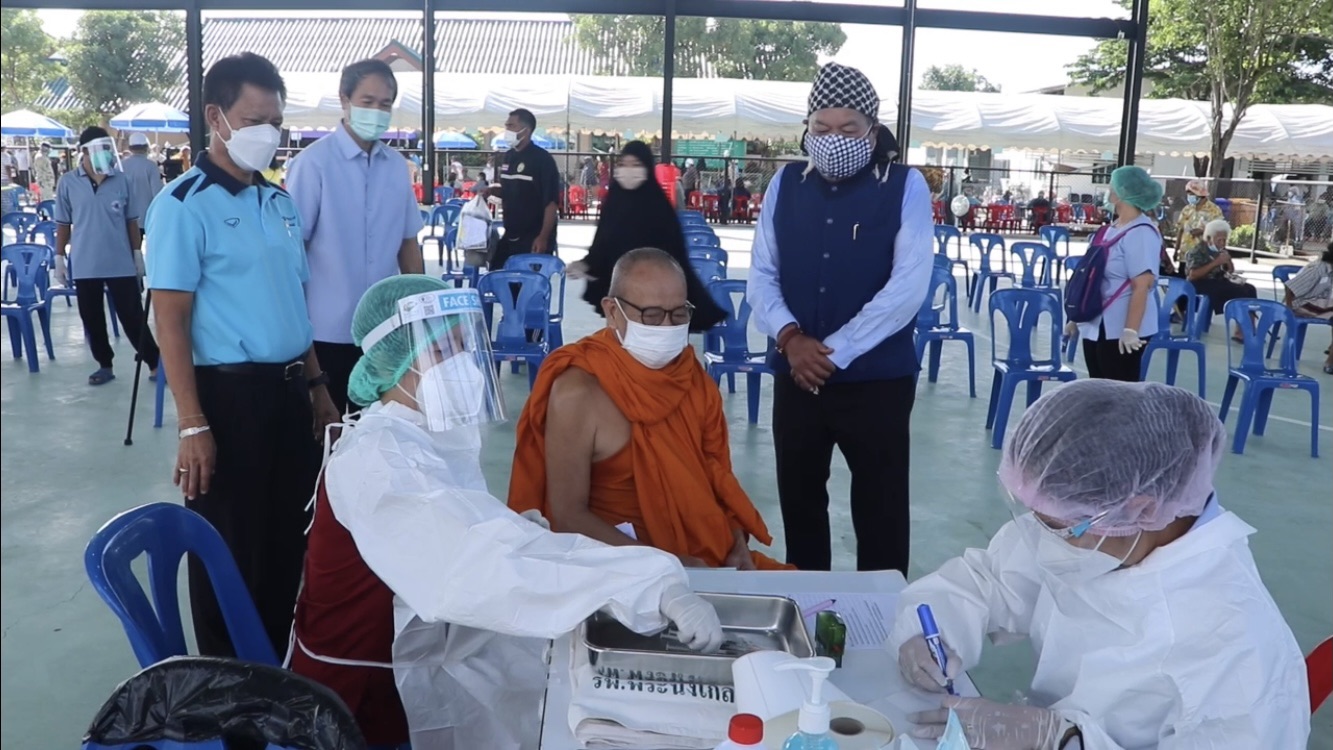 เร่งฉีดวัคซีนชุมชนท่าอิฐ หลังพบติดเชื้อโควิดนับพันราย