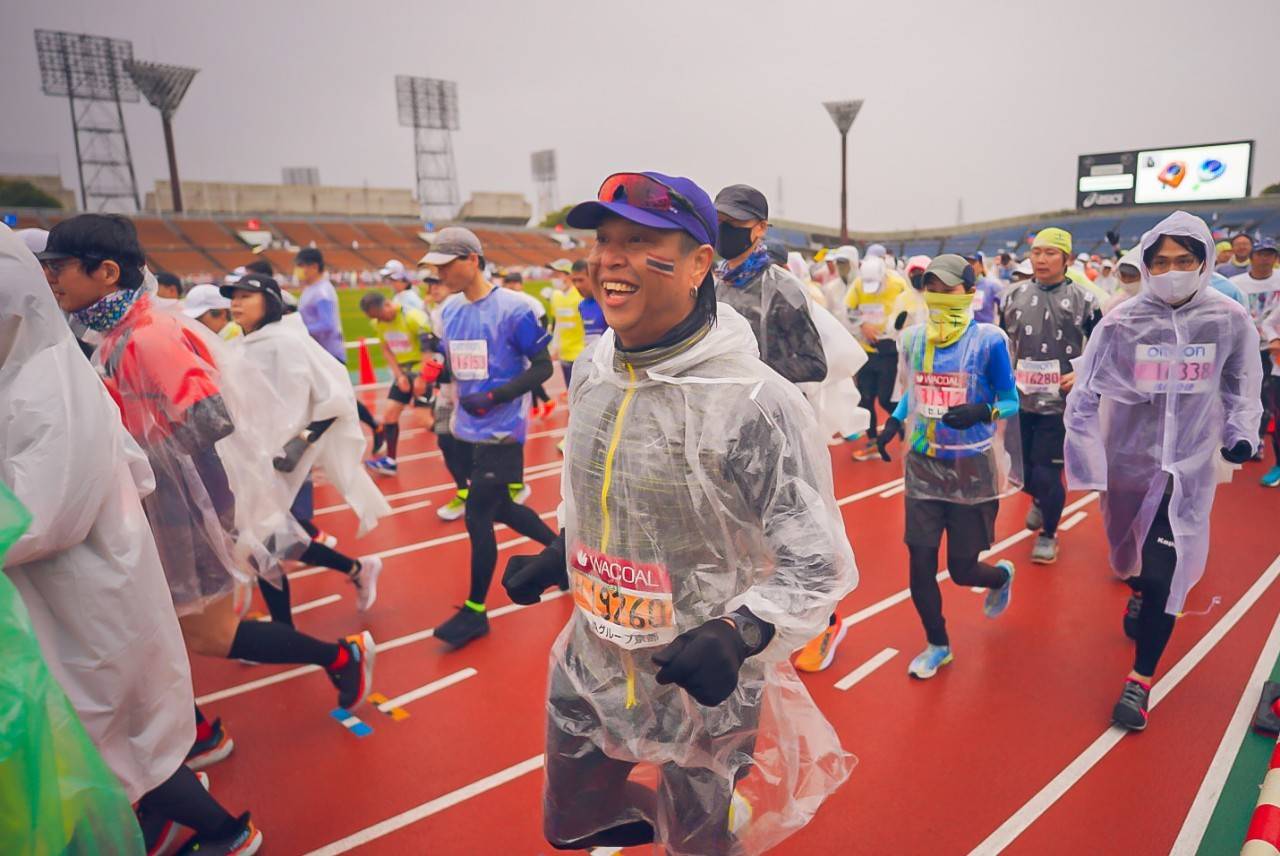 เต๋า สมชาย โชว์ซีนหวานจูบปากภรรยาขอกำลังใจวิ่ง KYOTO MARATHON 2023