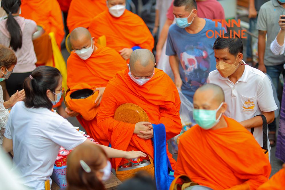 วันออกพรรษา 2565 เปิดประวัติความเป็นมา พิธีตักบาตรเทโวในภาคต่างๆ