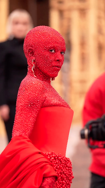 เล่นใหญ่ใจต้องนิ่ง!! 'โดจา แคท' กับลุคแดงตาแตก นั่งชมแฟชั่นโชว์ที่ปารีส