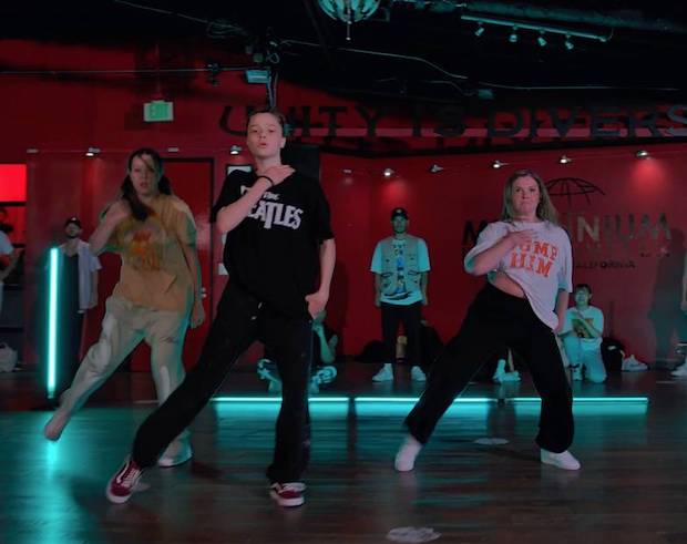 เป็นสาวแล้ว เต้นเก่งด้วย!! ‘ไชโลห์’ ลูกสาวของ ‘แบรด พิตต์ - แองเจลิน่า โจลี่’ (มีคลิป) เป็นสาวแล้ว เต้นเก่งด้วย!! ‘ไชโลห์’ ลูกสาวของ ‘แบรด พิตต์ - แองเจลิน่า โจลี่’ (มีคลิป)