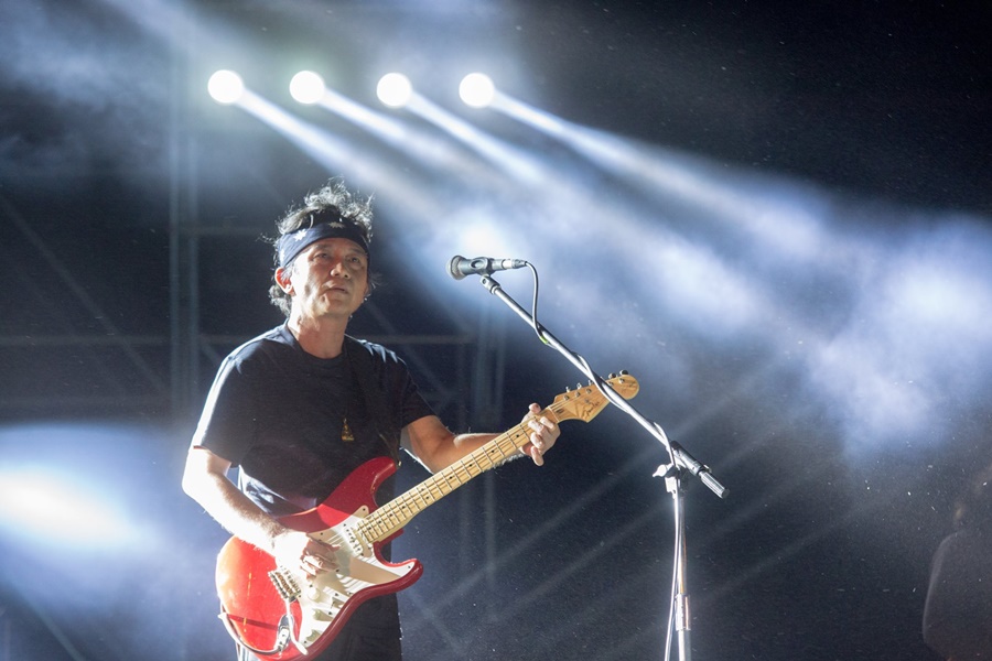 วัยรุ่นตีกันในงานคอนเสิร์ต  ปู พงษ์สิทธิ์  งานกาชาด จังหวัดมุกดาหาร