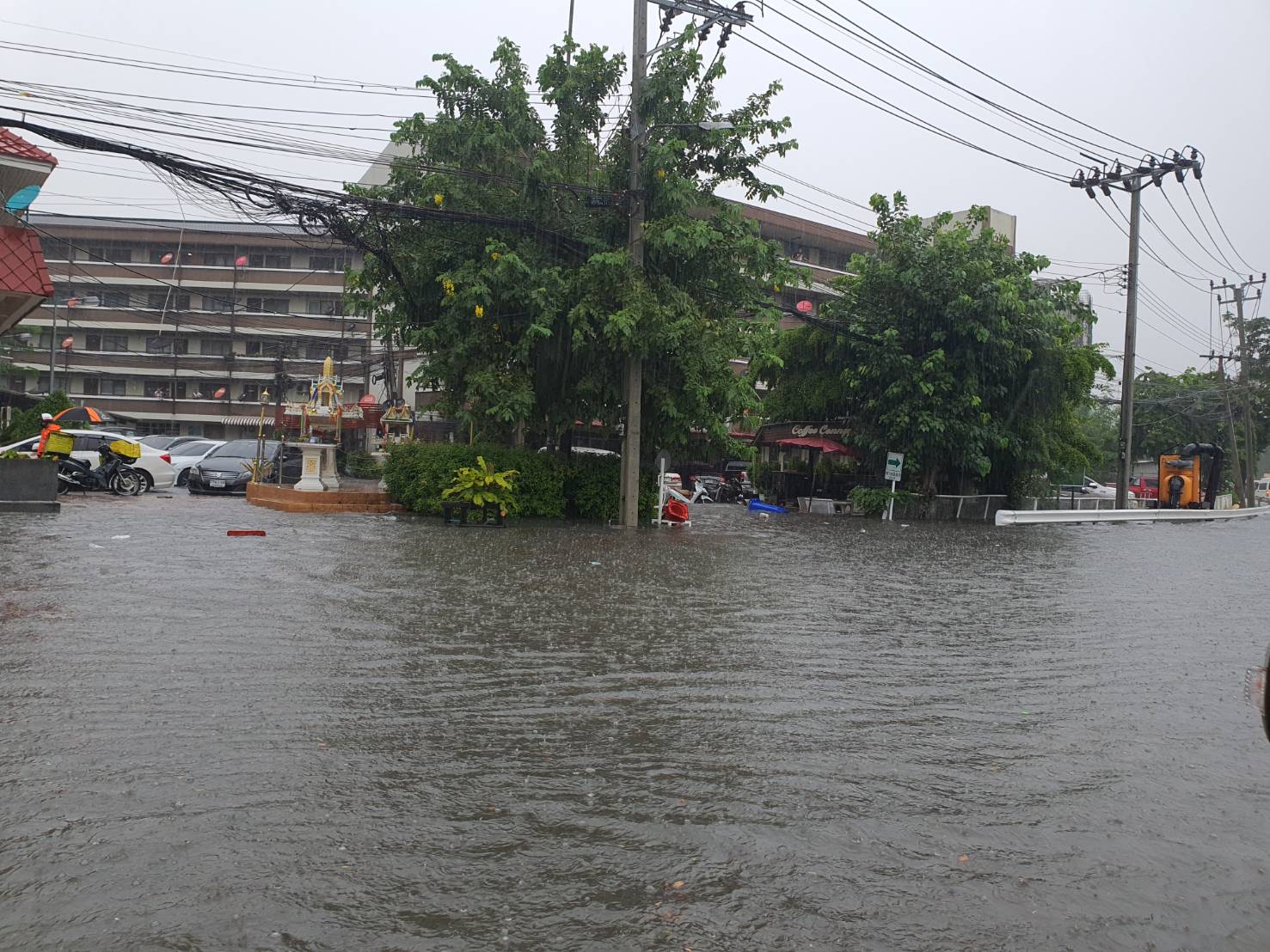 ด่วน! ฝนถล่ม-น้ำท่วม สภ.ปากเกร็ด รถจมเสียหายคัน น้ำสูงเกือบเมตร