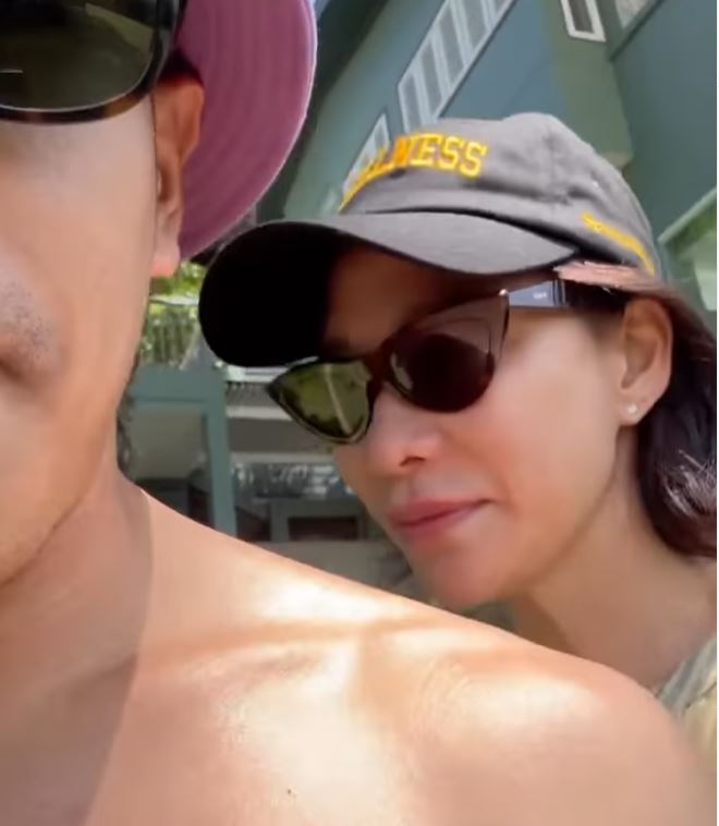 โต้ง ทูพี เผยโมเมนต์สุดหวาน พลอย เฌอมาลย์ ทาครีมกันแดดให้