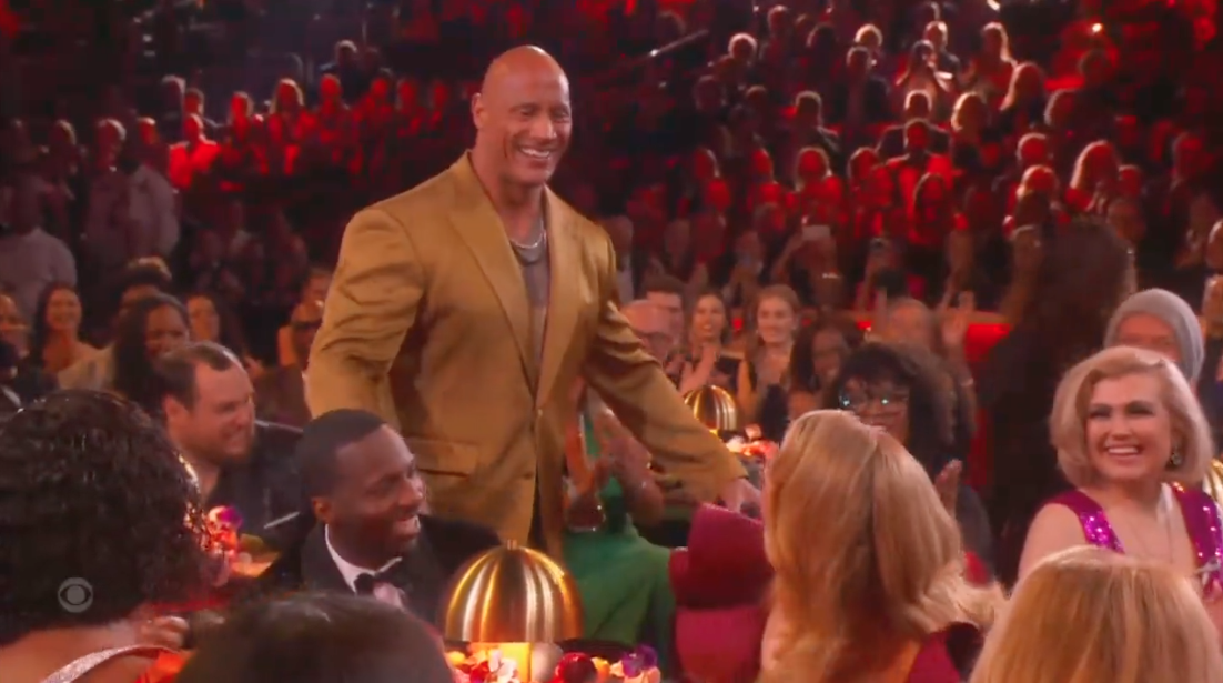 กลายเป็นไวรัล!! ภาพ 'อะเดล' สมหวังเจอ 'เดอะร็อค' ตัวจริง ที่งานประกาศรางวัลแกรมมี่