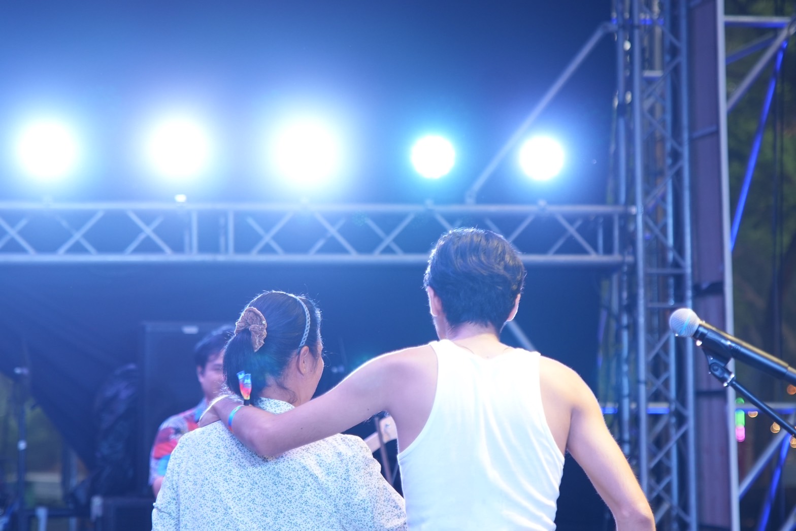 แฟนคลับประทับใจ!! คุณแม่ โจอี้ ภูวศิษฐ์ โผล่เซอร์ไพรส์กลางเวทีคอนเสิร์ต แฟนคลับประทับใจ!! คุณแม่ โจอี้ ภูวศิษฐ์ โผล่เซอร์ไพรส์กลางเวทีคอนเสิร์ต