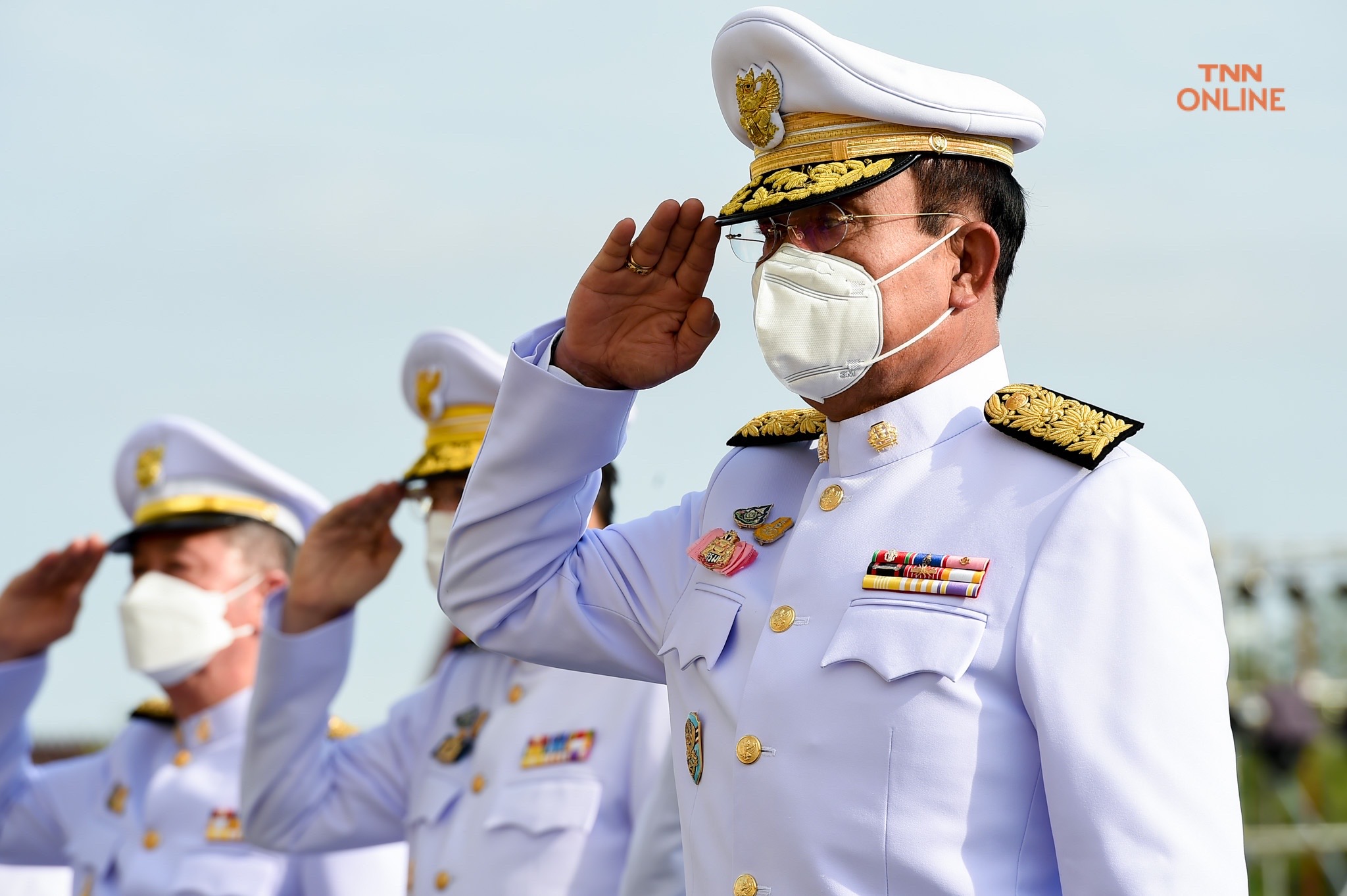 นายกฯ นำข้าราชการตักบาตรพระสงฆ์ วันเฉลิมพระชนมพรรษาพระบาทสมเด็จพระเจ้าอยู่หัว