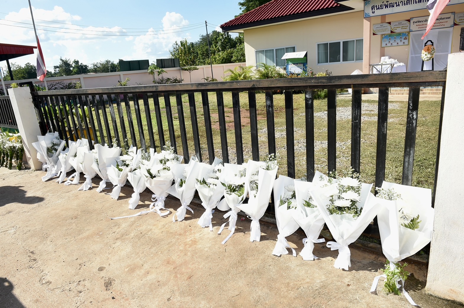 นายกรัฐมนตรี วางช่อดอกไม้ร่วมไว้อาลัยเหตุกราดยิงหนองบัวลำภู นายกรัฐมนตรี วางช่อดอกไม้ร่วมไว้อาลัยเหตุกราดยิงหนองบัวลำภู