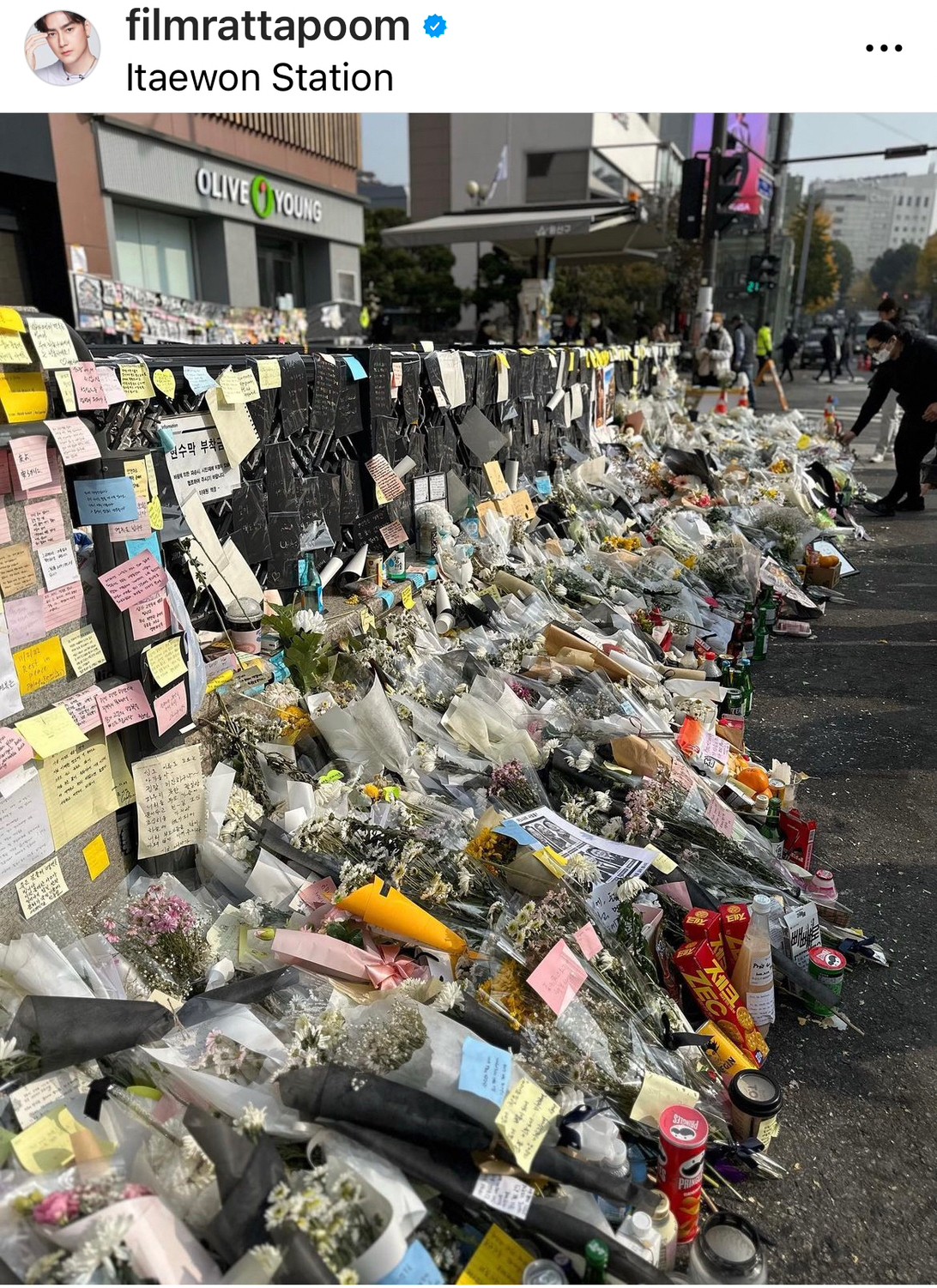 ฟิล์ม รัฐภูมิ ร่วมวางดอกไม้ ไว้อาลัยเหตุโศกนาฏกรรมที่อิแทวอน ฟิล์ม รัฐภูมิ ร่วมวางดอกไม้ ไว้อาลัยเหตุโศกนาฏกรรมที่อิแทวอน