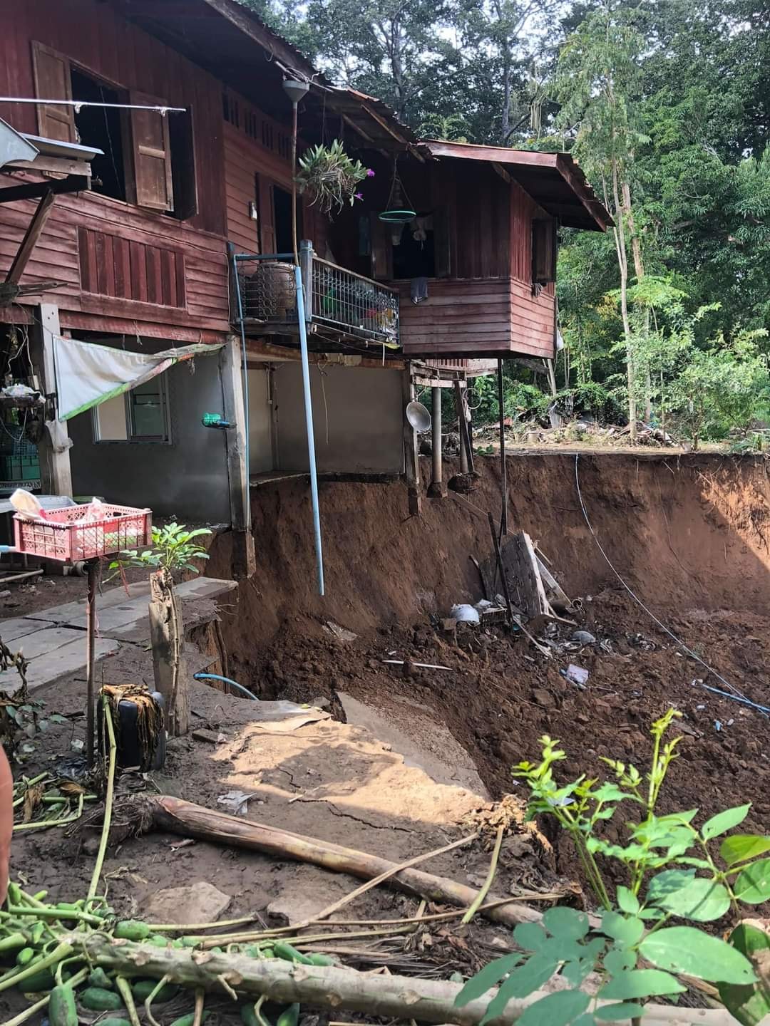 ฤทธิ์พายุคมปาซุ! กระทบสระบุรี เปิดวินาทีบ้านถล่มดินสไลด์ ริมแม่น้ำป่าสัก