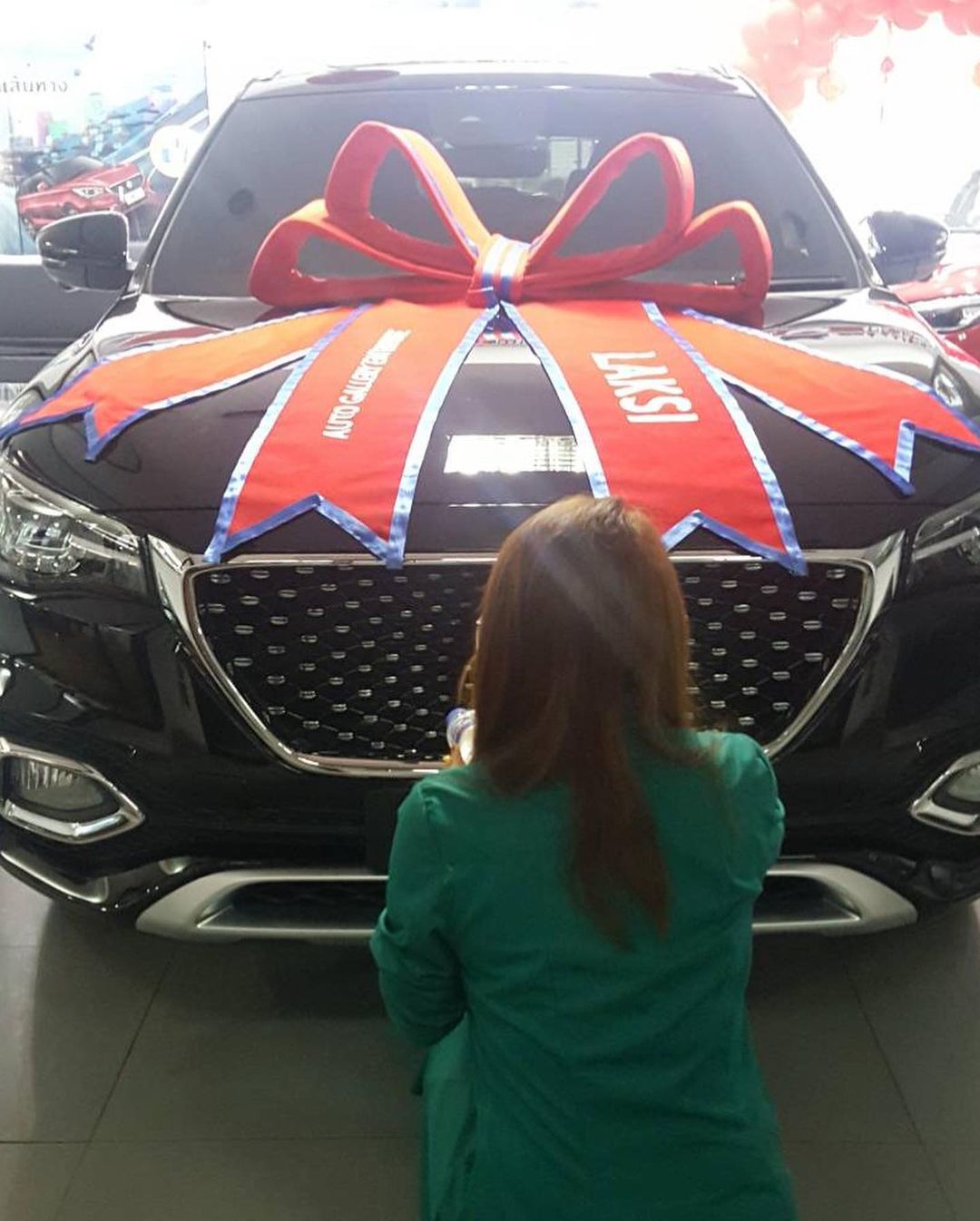 ลาล่า อาร์สยาม อวดรถคันใหม่จากเงินของ ฟิล์ม รัฐภูมิ ลาล่า อาร์สยาม อวดรถคันใหม่จากเงินของ ฟิล์ม รัฐภูมิ