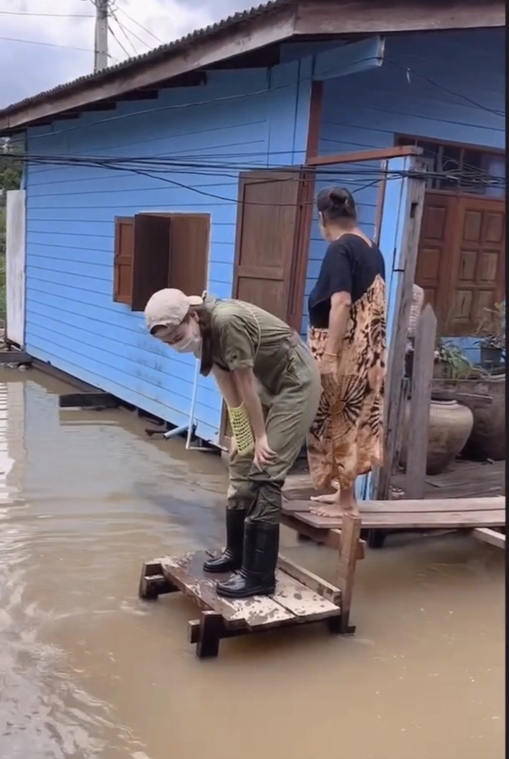 บอย โพสต์คลิปนาทีชีวิต เจี๊ยบ หวิดพลาดตกน้ำป๋อมแป๋ม...