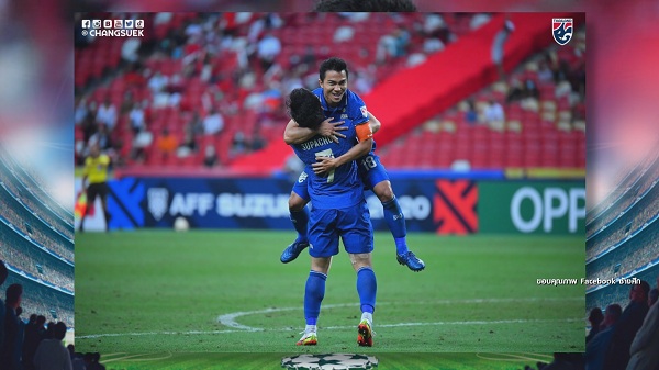 คนบันเทิงเกาะขอบจอเฮลั่น! ช้างศึก คว้าชัยรอบชิงนัดแรก 4-0 (มีคลิป) คนบันเทิงเกาะขอบจอเฮลั่น! ช้างศึก คว้าชัยรอบชิงนัดแรก 4-0 (มีคลิป)