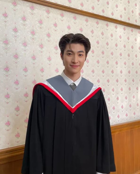 เดียร์น่า โพสต์ยินดี น้องบลู เรียนจบเป็นบัณฑิตป้ายแดง