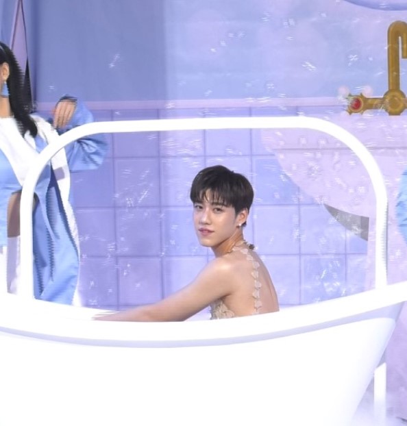 พีพี กฤษฎ์ โชว์ลงอ่าง รับทรัพย์ทะลุ 100 ล้านต่อปี ? พีพี กฤษฎ์ โชว์ลงอ่าง รับทรัพย์ทะลุ 100 ล้านต่อปี ?