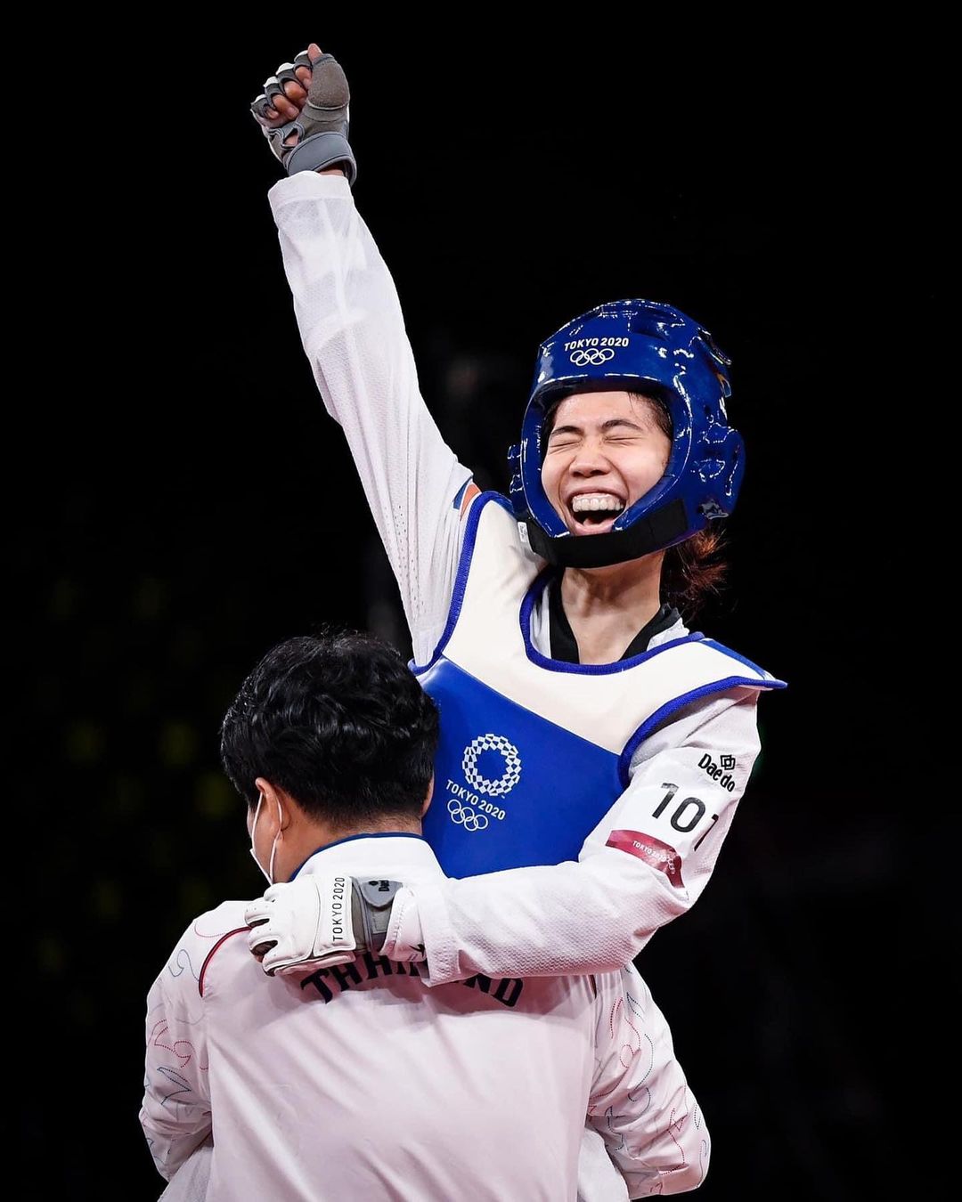 คนบันเทิง เกาะจอเชียร์ โอลิมปิก2020 เฮลั่น!! รับเหรียญทองแรก คนบันเทิง เกาะจอเชียร์ โอลิมปิก2020 เฮลั่น!! รับเหรียญทองแรก