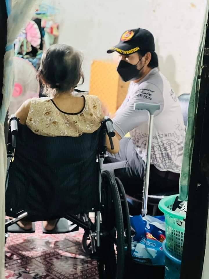“บิณฑ์” เข้าช่วยเหลือ “แม่จิต” มอบวีลแชร์พร้อมเงิน (มีคลิป) “บิณฑ์” เข้าช่วยเหลือ “แม่จิต” มอบวีลแชร์พร้อมเงิน (มีคลิป)