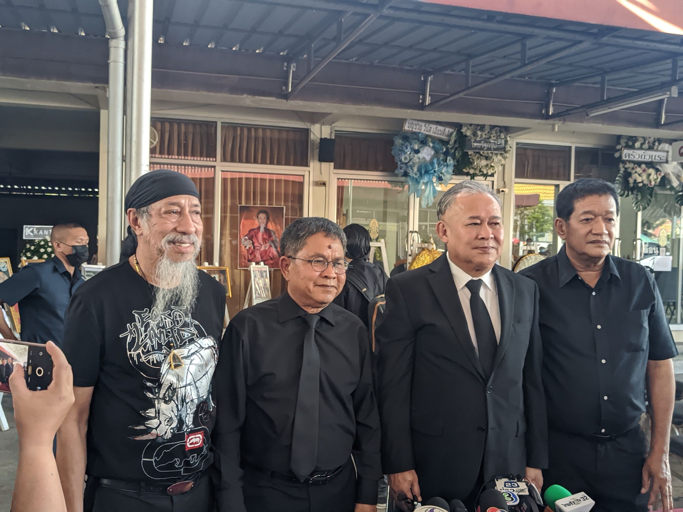 บรรยากาศพิธีรดน้ำศพ เด่น ดอกประดู่ เพื่อนนักแสดงตลกร่วมอาลัย บรรยากาศพิธีรดน้ำศพ เด่น ดอกประดู่ เพื่อนนักแสดงตลกร่วมอาลัย