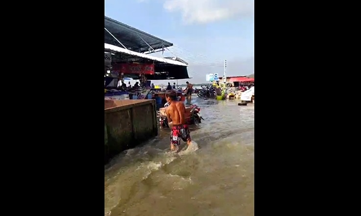 เปิดภาพน้ำทะเลหนุนสูงท่วม ตลาดปากน้ำ ถนนหลายสายจราจรติดขัด