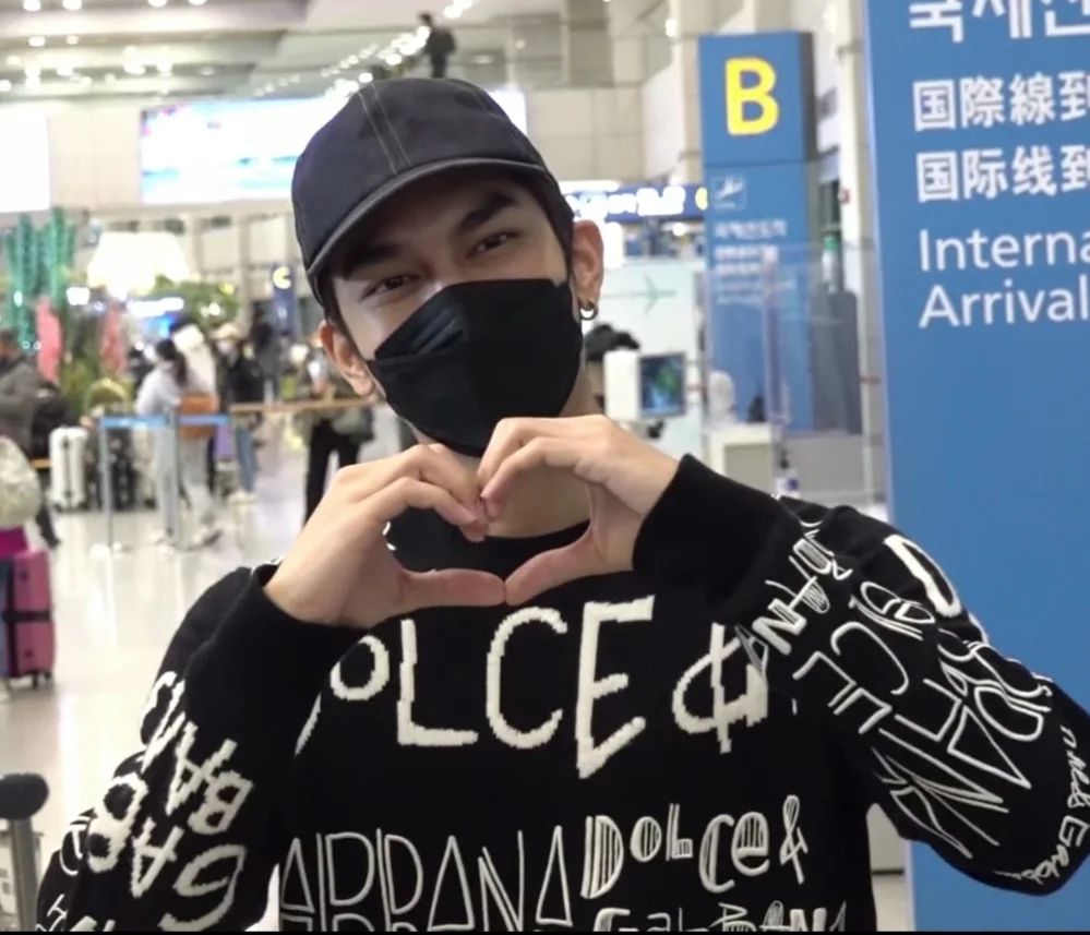 มิว ศุภศิษฏ์ เดินทางจัดแฟนมีตติ้งที่เกาหลี แฟนคลับต้อนรับล้นสนามบิน