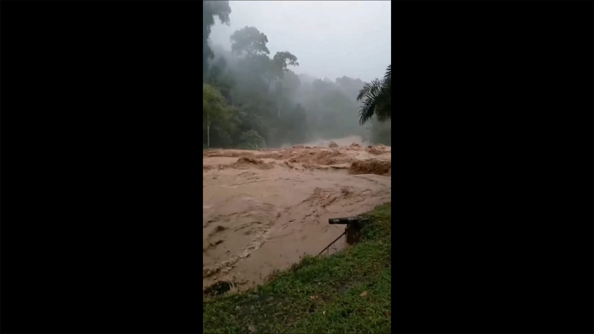 น้ำป่าทะลักน้ำตกเขาช่อง หลากท่วมบ้านเรือน 50 หลัง น้ำป่าทะลักน้ำตกเขาช่อง หลากท่วมบ้านเรือน 50 หลัง