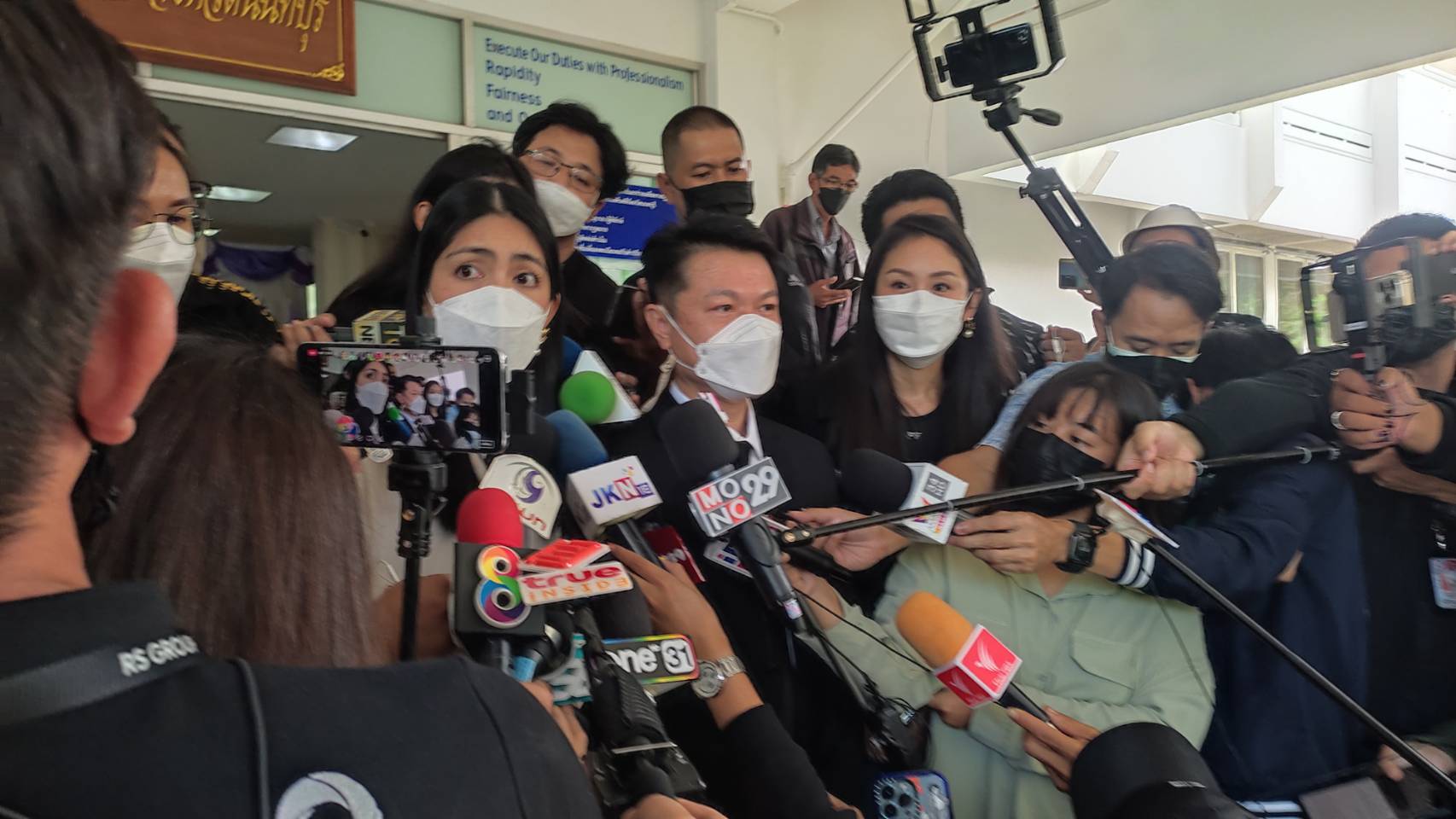 อัยการ เผยเหตุเลื่อนสั่งคดี แตงโม ทนาย กระติก-แซน ขอบคุณ อัจฉริยะ ตรวจสอบเรื่องคุณแม่