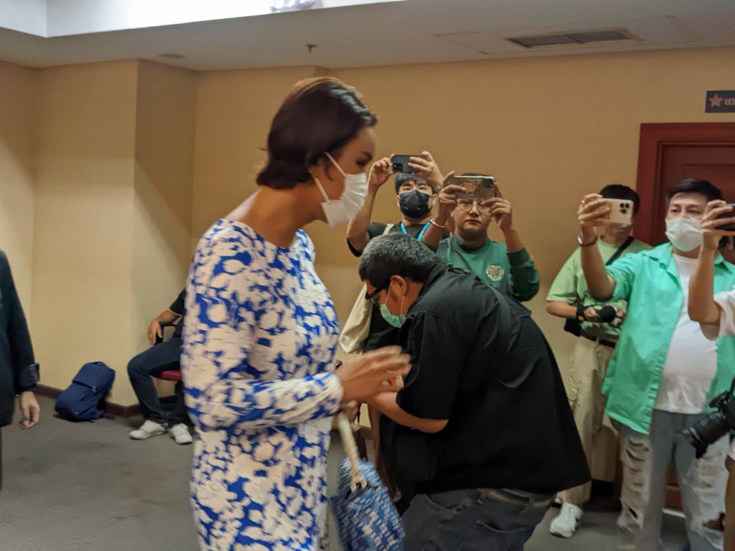 แอนนา  เดินทางเข้าพบตำรวจ รับทราบ 2 ข้อกล่าวหา 