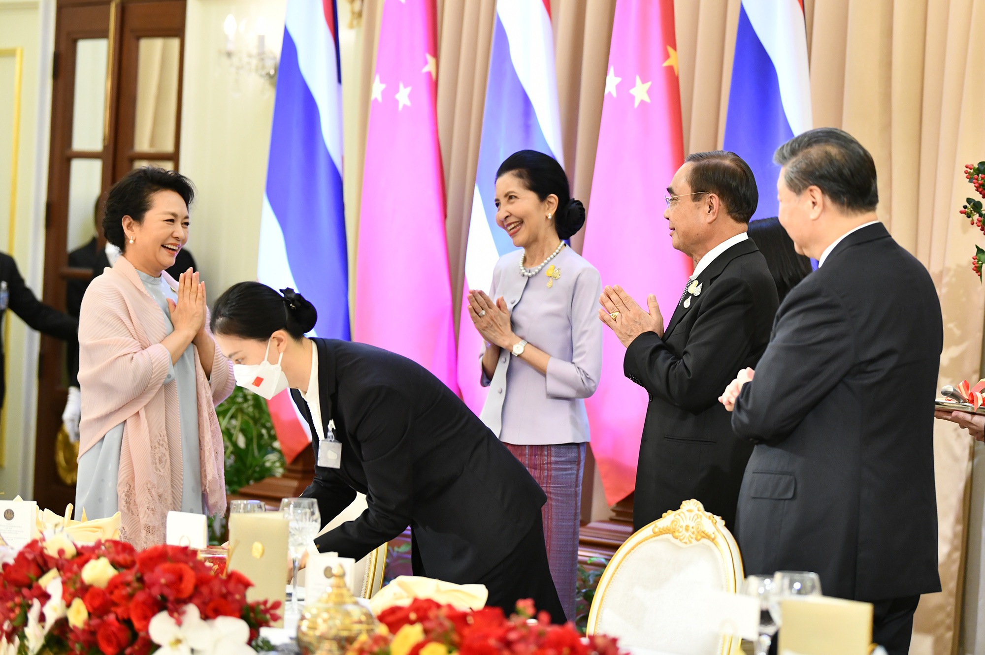 ประมวลภาพ นายกฯ เลี้ยงอาการกลางวัน สี จิ้นผิง และภริยา