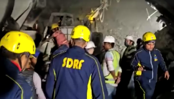 ภารกิจชีวิตใกล้สำเร็จ! ช่วย 40 คนงานอินเดียติดอุโมงค์ถล่ม ภารกิจชีวิตใกล้สำเร็จ! ช่วย 40 คนงานอินเดียติดอุโมงค์ถล่ม