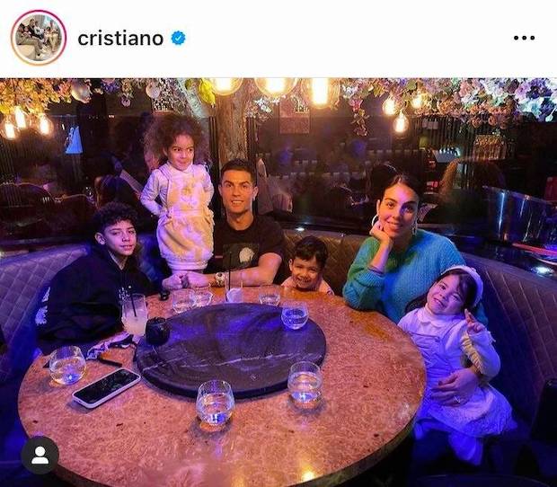 ภาพแรกหลังมรสุม!! ‘คริสเตียโน่ โรนัลโด้’ เผยภาพครอบครัวหลังเสียแฝดชายแรกคลอด ภาพแรกหลังมรสุม!! ‘คริสเตียโน่ โรนัลโด้’ เผยภาพครอบครัวหลังเสียแฝดชายแรกคลอด