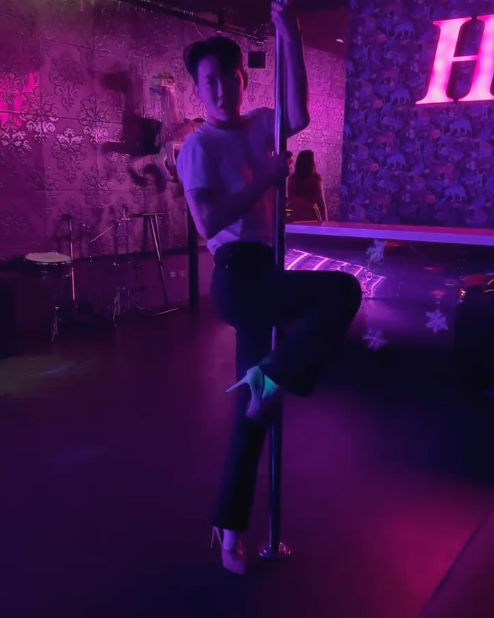 ร้องชัดเป๊ะ!! 'โจควอน' คัฟเวอร์ 'ทรงอย่างแบด' เต้นโพลแดนซ์ นั่งตุ๊กๆ ตะลอนกรุงเทพ ร้องชัดเป๊ะ!! 'โจควอน' คัฟเวอร์ 'ทรงอย่างแบด' เต้นโพลแดนซ์ นั่งตุ๊กๆ ตะลอนกรุงเทพ