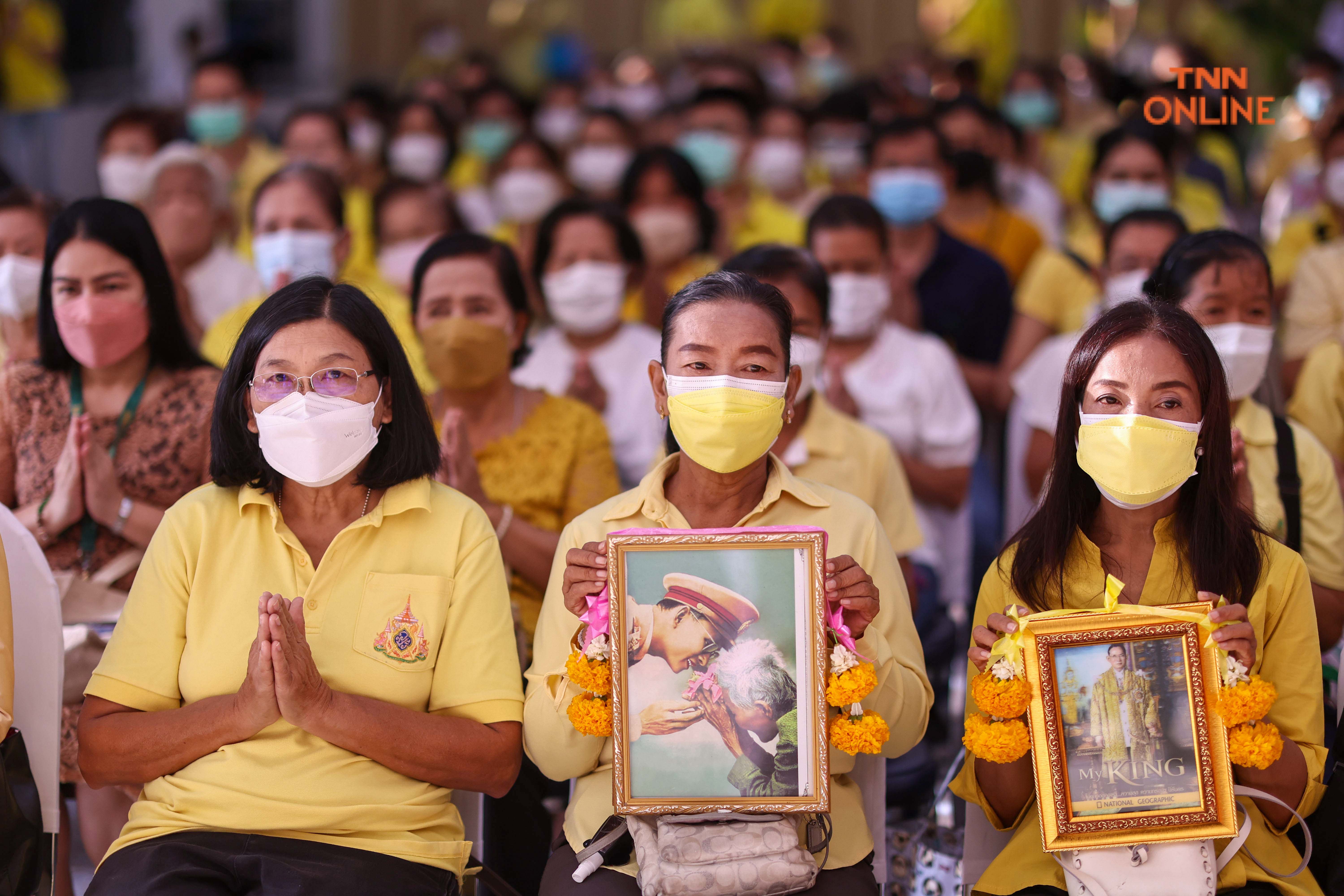 น้อมรำลึกในหลวง ร.9 ประชาชนร่วมตักบาตร-สวดพระพุทธมนต์