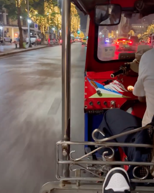 ร้องชัดเป๊ะ!! 'โจควอน' คัฟเวอร์ 'ทรงอย่างแบด' เต้นโพลแดนซ์ นั่งตุ๊กๆ ตะลอนกรุงเทพ ร้องชัดเป๊ะ!! 'โจควอน' คัฟเวอร์ 'ทรงอย่างแบด' เต้นโพลแดนซ์ นั่งตุ๊กๆ ตะลอนกรุงเทพ