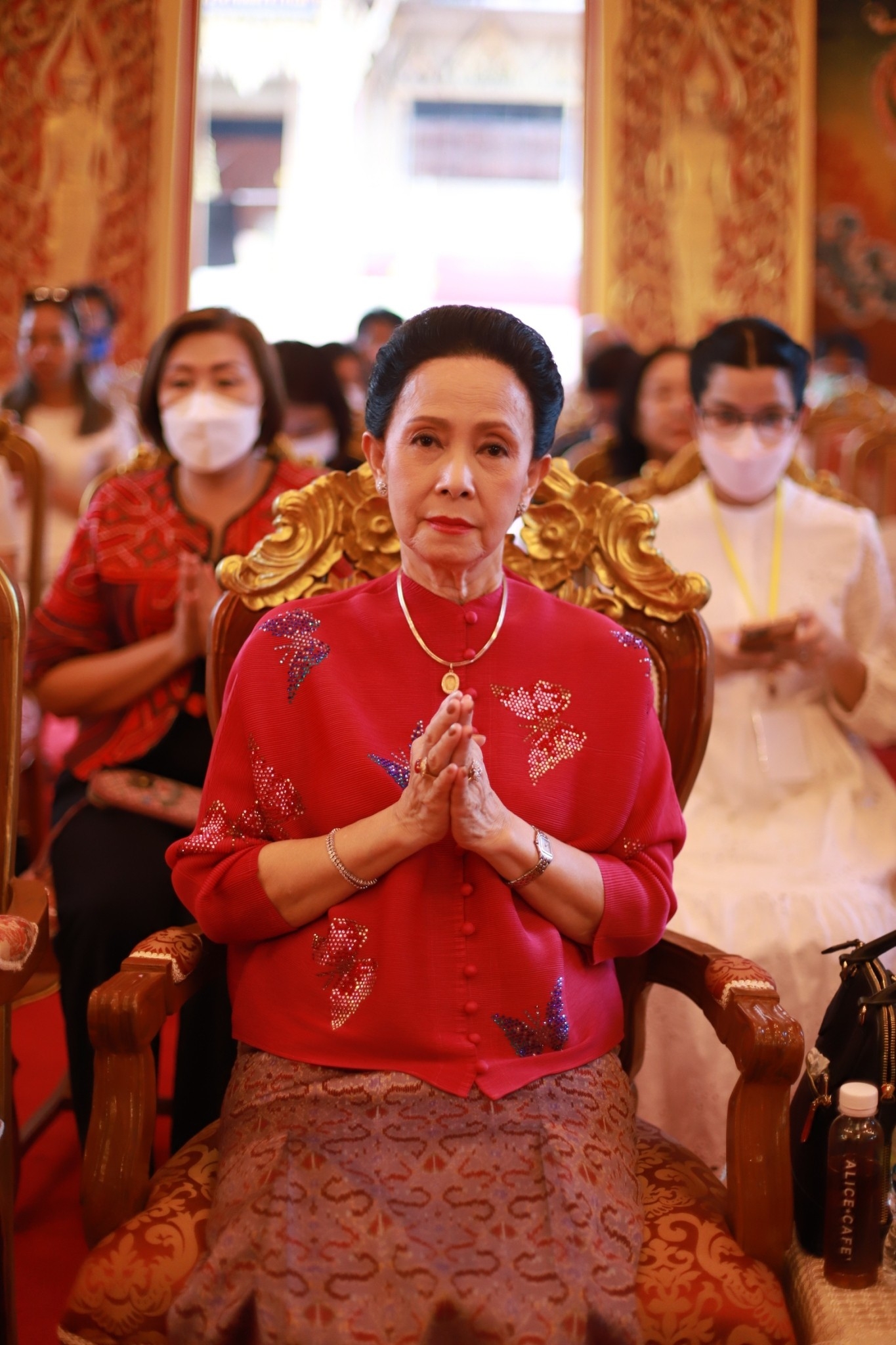 ครอบครัวทำตามความตั้งใจของ อาต้อย เศรษฐา ทำพิธีพุทธาภิเษกเหรียญเศรษฐศิลป์ ครอบครัวทำตามความตั้งใจของ อาต้อย เศรษฐา ทำพิธีพุทธาภิเษกเหรียญเศรษฐศิลป์