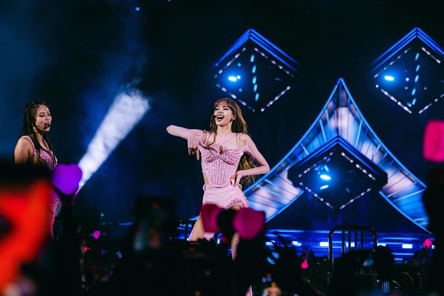 แสนล้านวิว!! 'ลิซ่า’ ทุบสถิติ TikTok ครองเทรนด์โลกต่อเนื่องหลังโชว์เด็ดที่ Coachella แสนล้านวิว!! 'ลิซ่า’ ทุบสถิติ TikTok ครองเทรนด์โลกต่อเนื่องหลังโชว์เด็ดที่ Coachella
