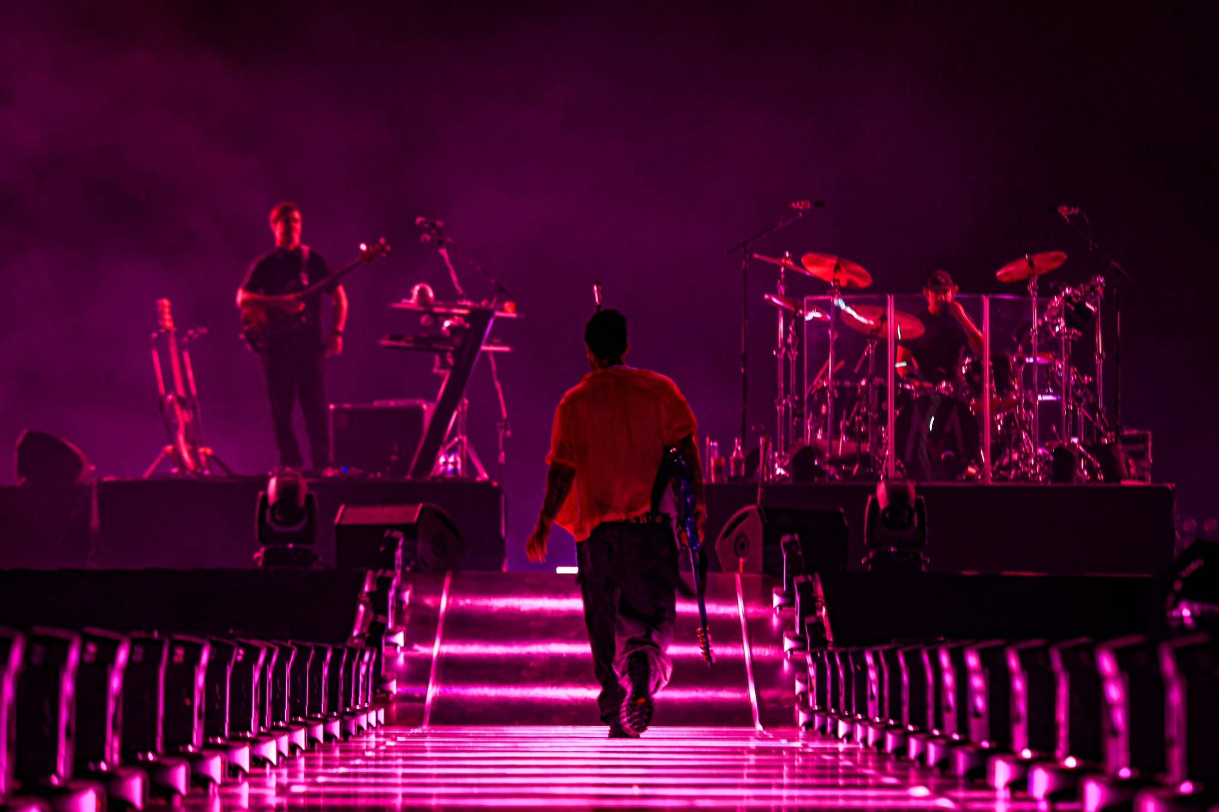 แฟนๆ ซูฮก!! ‘Adam Levine’ ท็อปฟอร์มในโชว์ Maroon 5 ครั้งที่ 6 ในไทย แฟนๆ ซูฮก!! ‘Adam Levine’ ท็อปฟอร์มในโชว์ Maroon 5 ครั้งที่ 6 ในไทย