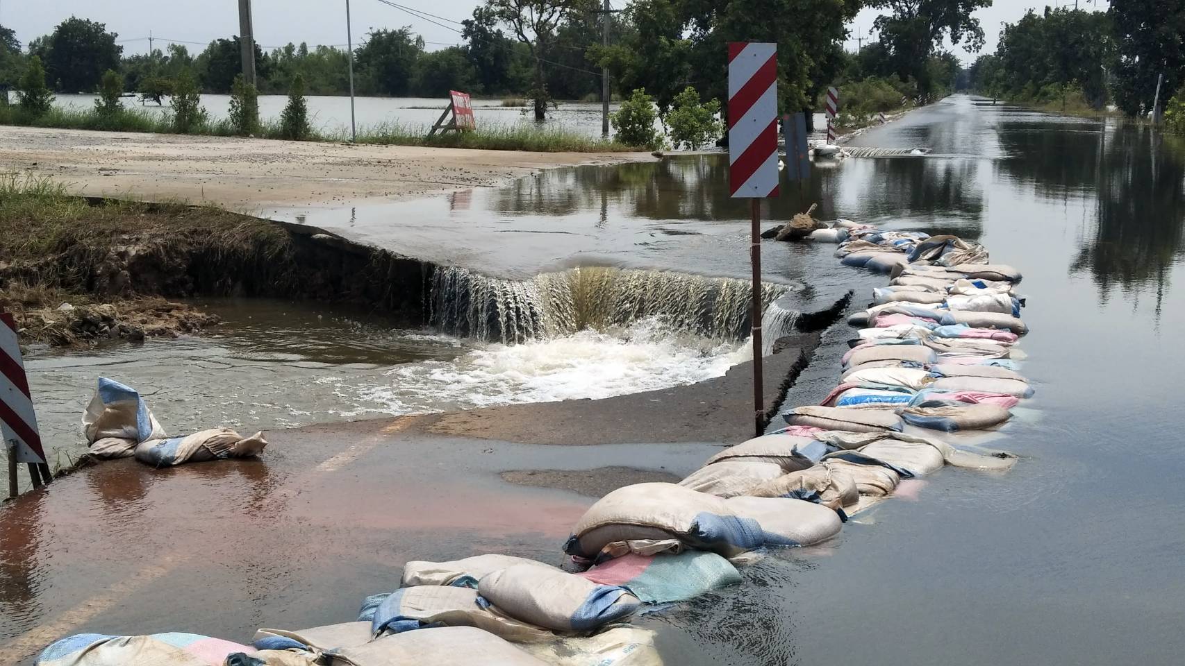 โคราชยังอ่วม! น้ำท่วมกระทบ 1,500 ครัวเรือน  ชุมพวงหนักสุดถนนถูกตัดขาด 