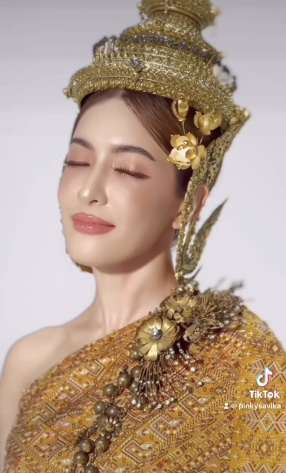 ตะลึง!พิ้งกี้ สาวิกา เเปลงโฉมใส่ชุดไทย ต้อนรับเทศกาลสงกรานต์ 