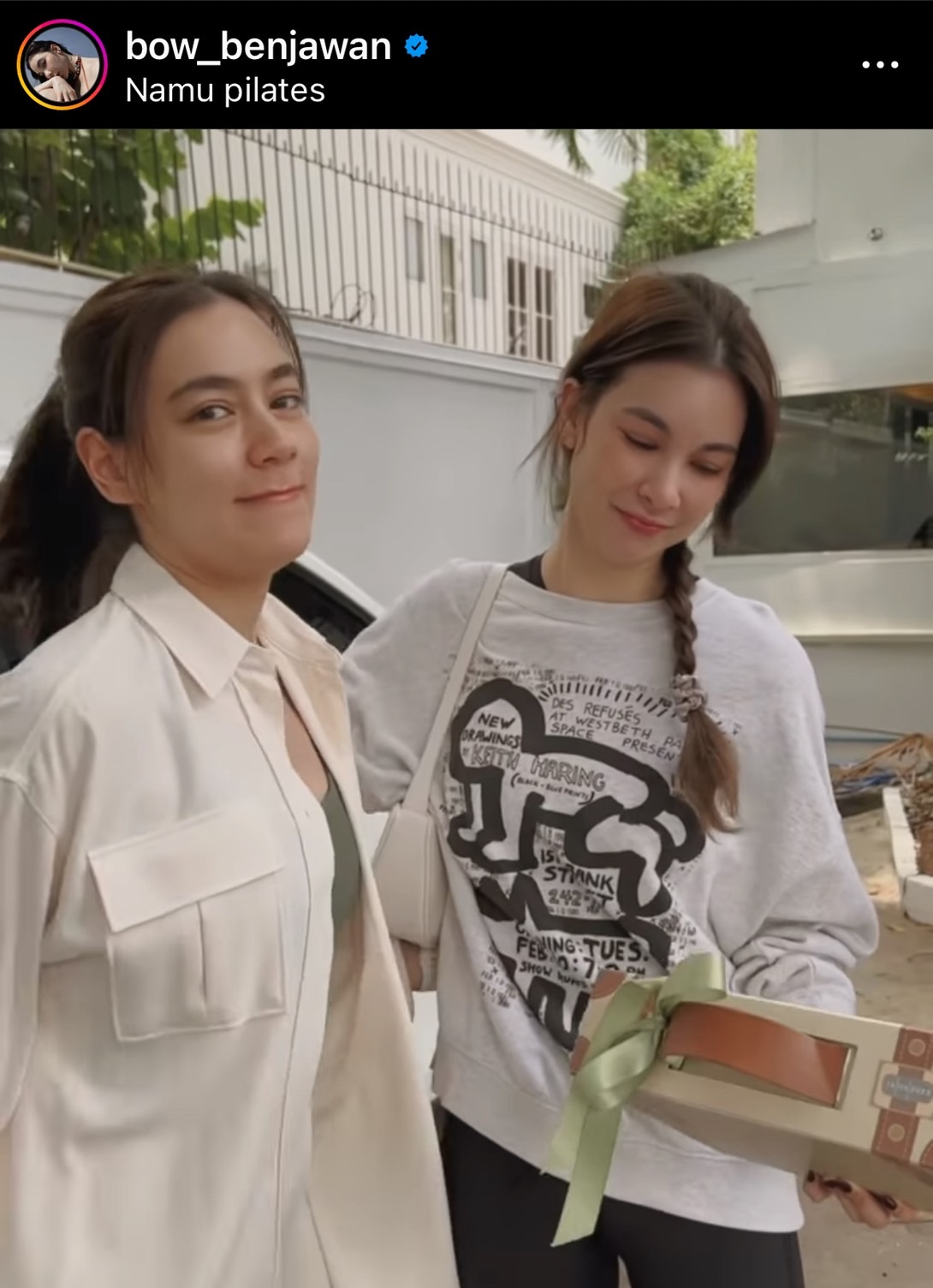 คิมเบอร์ลี่ เดินสายแจกการ์ดงานแต่ง พร้อมกอดให้กำลังใจ โบว์ เบญจวรรณ 