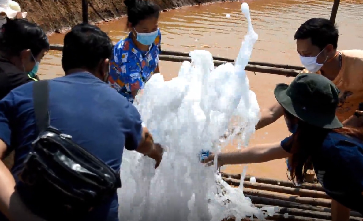 ห้วยกระเจาคึกคัก! ปชช.ทะลักรับ น้ำแร่โซดา วันละ 4-5 พันคน ห้วยกระเจาคึกคัก! ปชช.ทะลักรับ น้ำแร่โซดา วันละ 4-5 พันคน