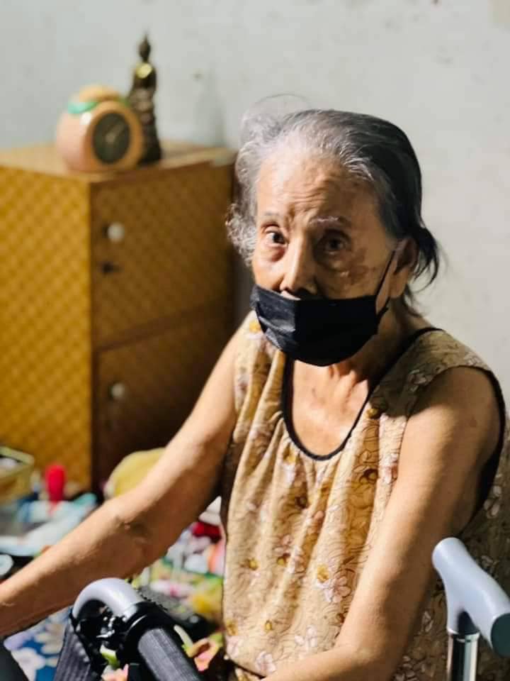 “บิณฑ์” เข้าช่วยเหลือ “แม่จิต” มอบวีลแชร์พร้อมเงิน (มีคลิป) “บิณฑ์” เข้าช่วยเหลือ “แม่จิต” มอบวีลแชร์พร้อมเงิน (มีคลิป)