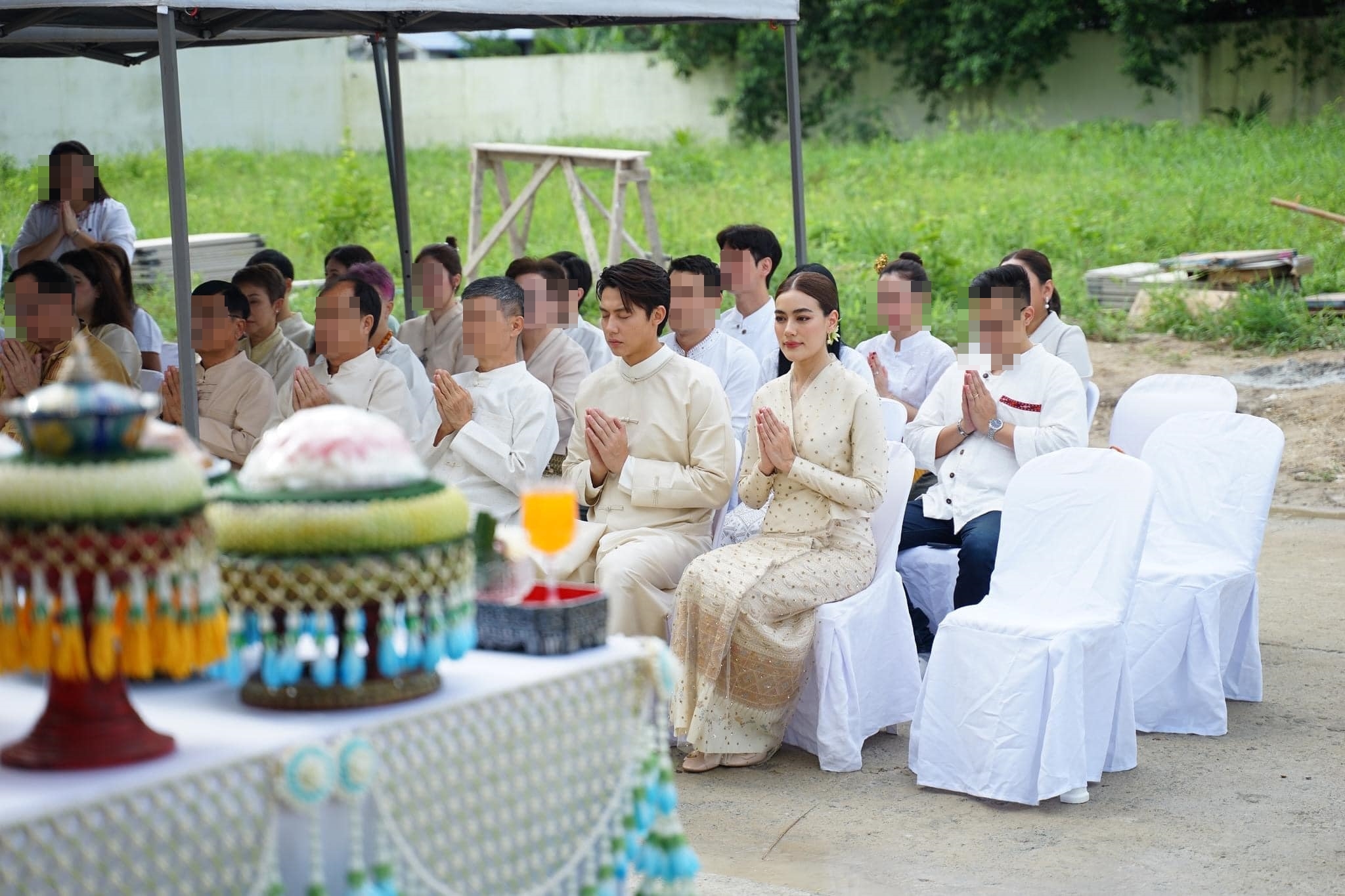 วันดี! หมาก-คิม เข้าพิธีหมั้น ผูกข้อมือตามแบบพิธีของชาวเหนือ